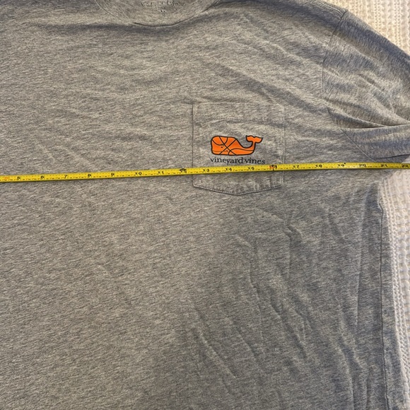 Excellent condition men’s medium gray Vineyard Vines orange whale long sleeve T - Picture 4 of 6